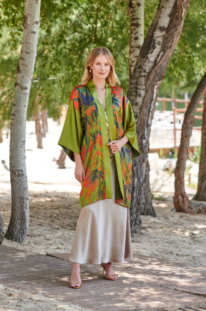 Kimono largo midi de seda natural Arce japonés en verde oliva