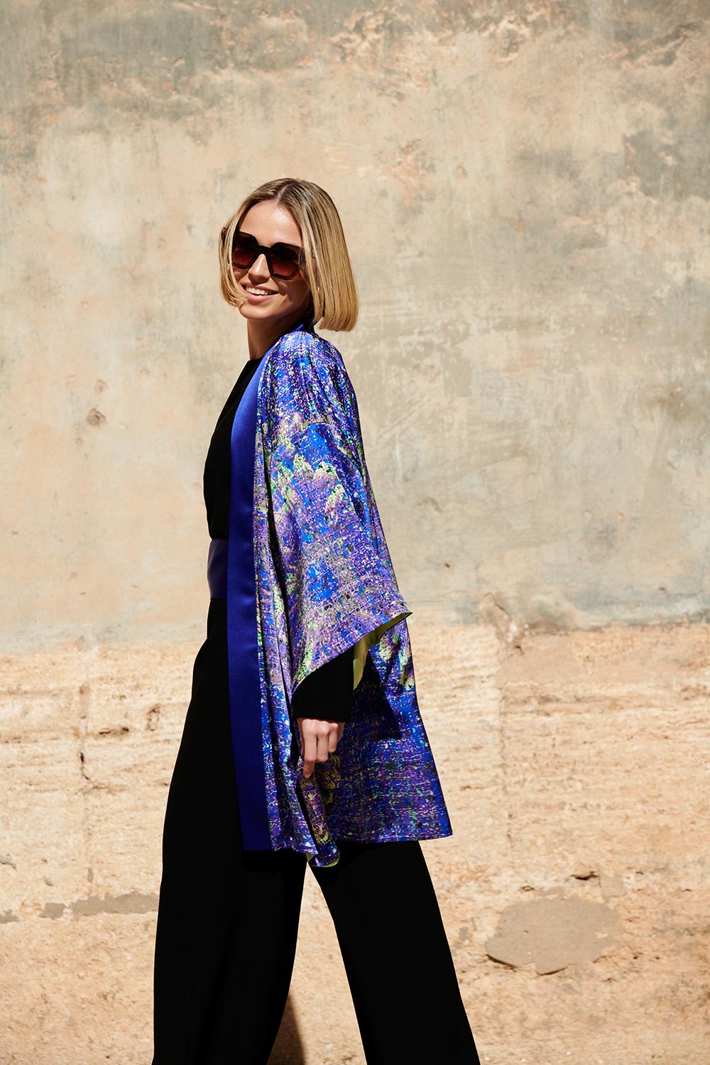 Kimono largo midi de seda natural Gerbera jaspeada en azul tinta - Imagen 3