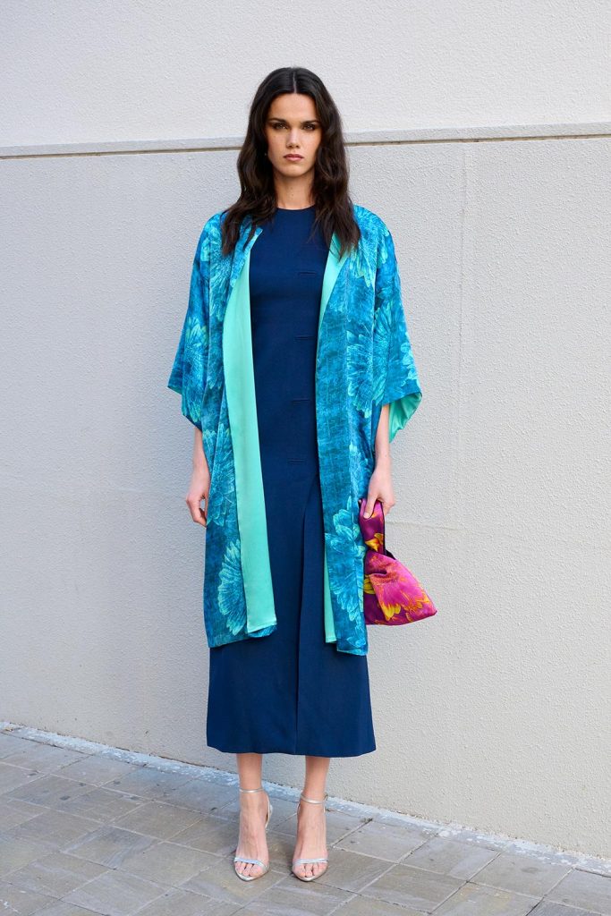 Kimono largo de seda natural Gerbera jaspeada en azul