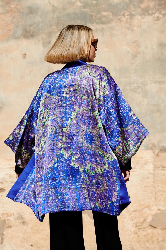Kimono largo midi de seda natural Gerbera jaspeada en azul tinta