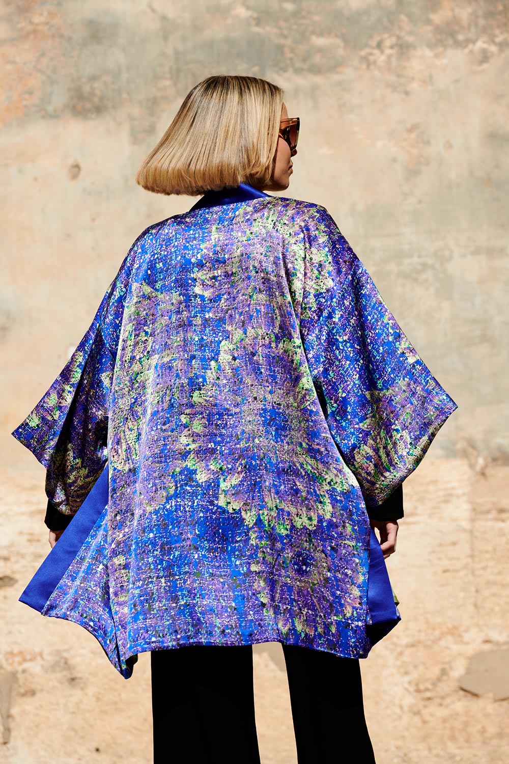 Kimono largo midi de seda natural Gerbera jaspeada en azul tinta