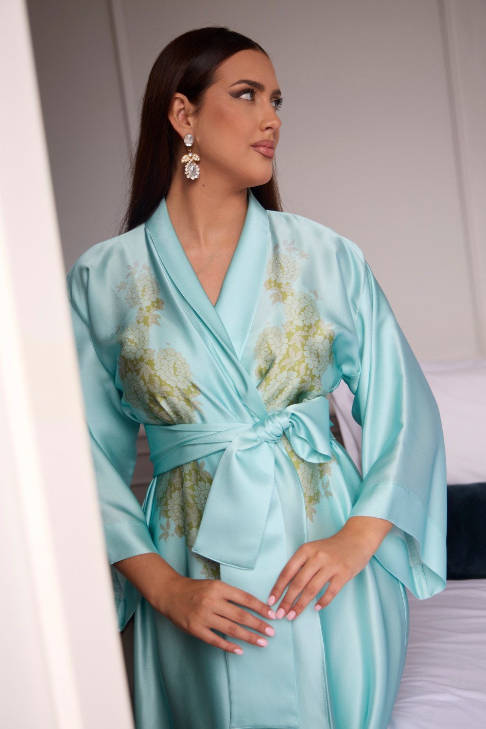 Kimono largo de seda natural estampado encaje floral verde laurel fondo azul claro para los momentos previos a la boda.