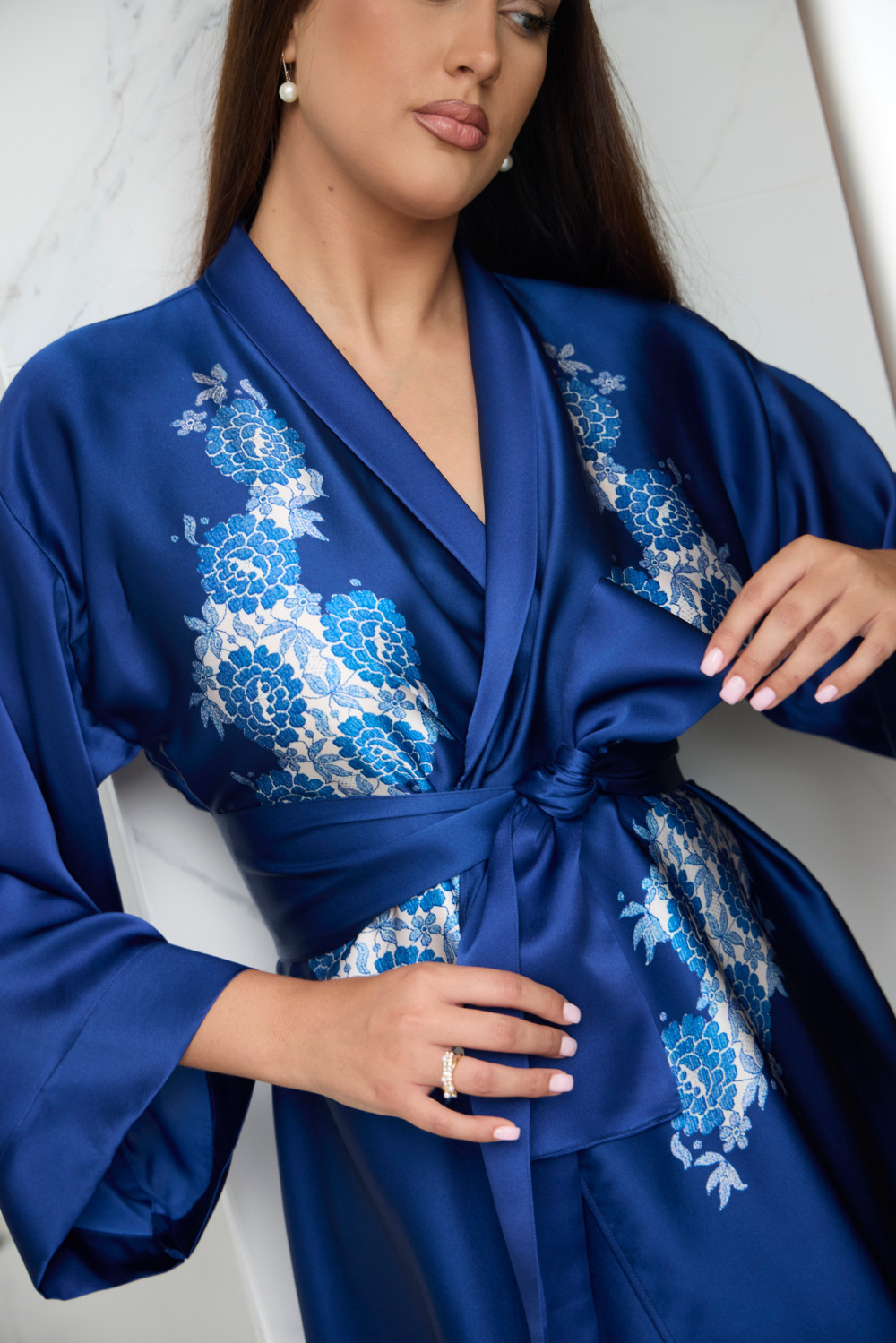 Kimono largo de seda natural Gerbera azul tinta para preparativos de boda, diseño exclusivo y sostenible de Valencia.